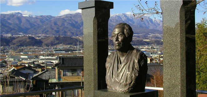 椋鳩十の像